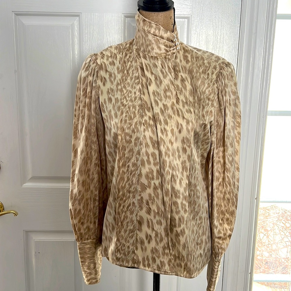 Chic Silk blouse with pearlized buttons.